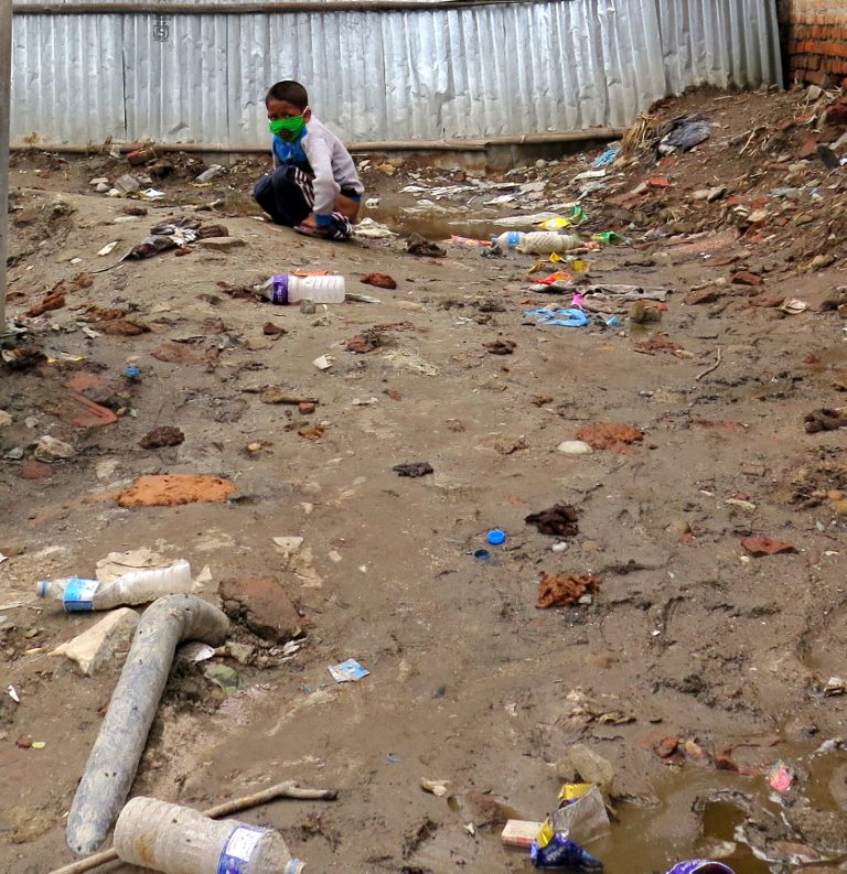 A falta de saneamento básico na cidade preocupa as autoridades do Nepal.