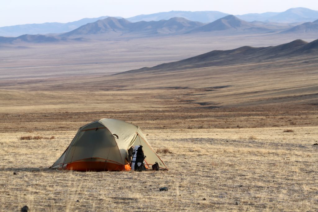 Acampamento em um belíssimo vale na Mongólia.