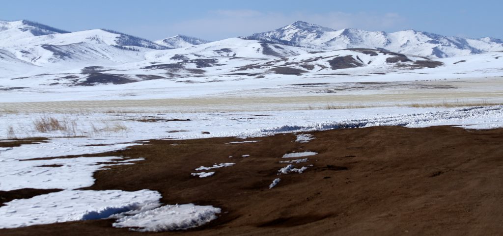 Montanhas nevadas na Mongólia