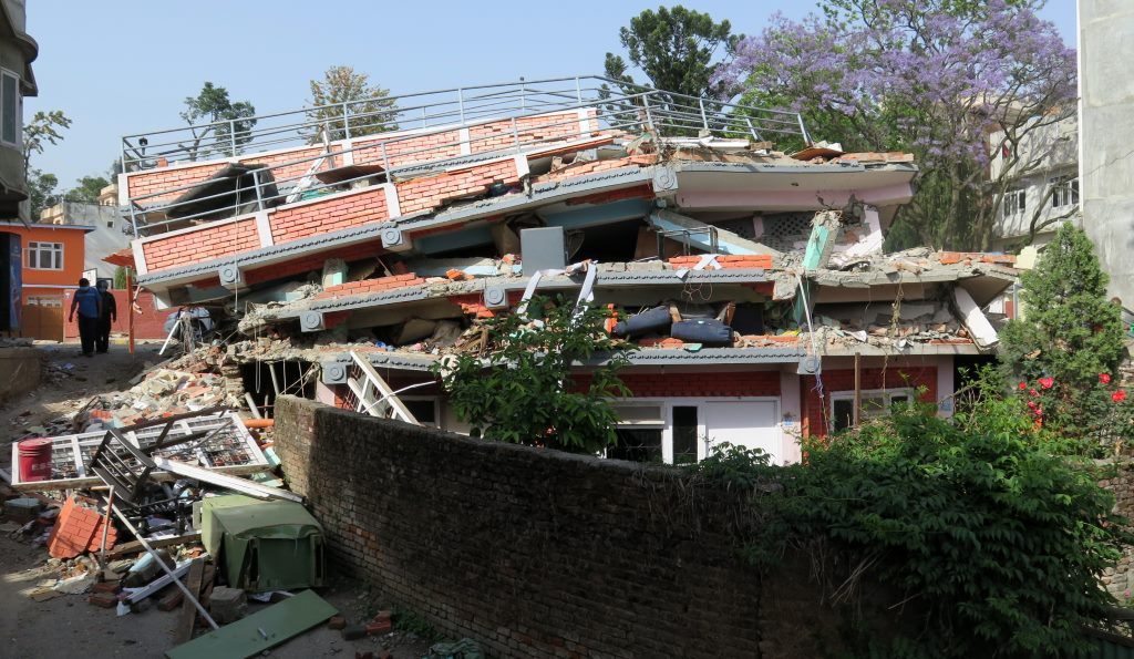 Prédio demolido pelo terremoto em Kathmandu, Nepal.