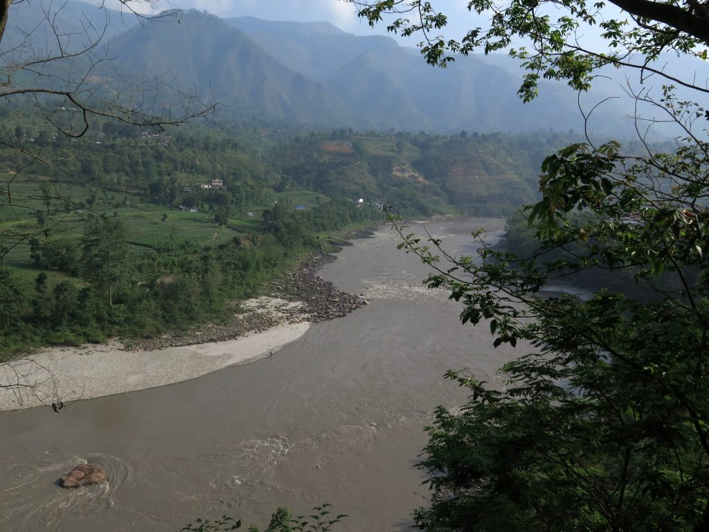 Rio Trisuli serpenteando as montanhas do Nepal