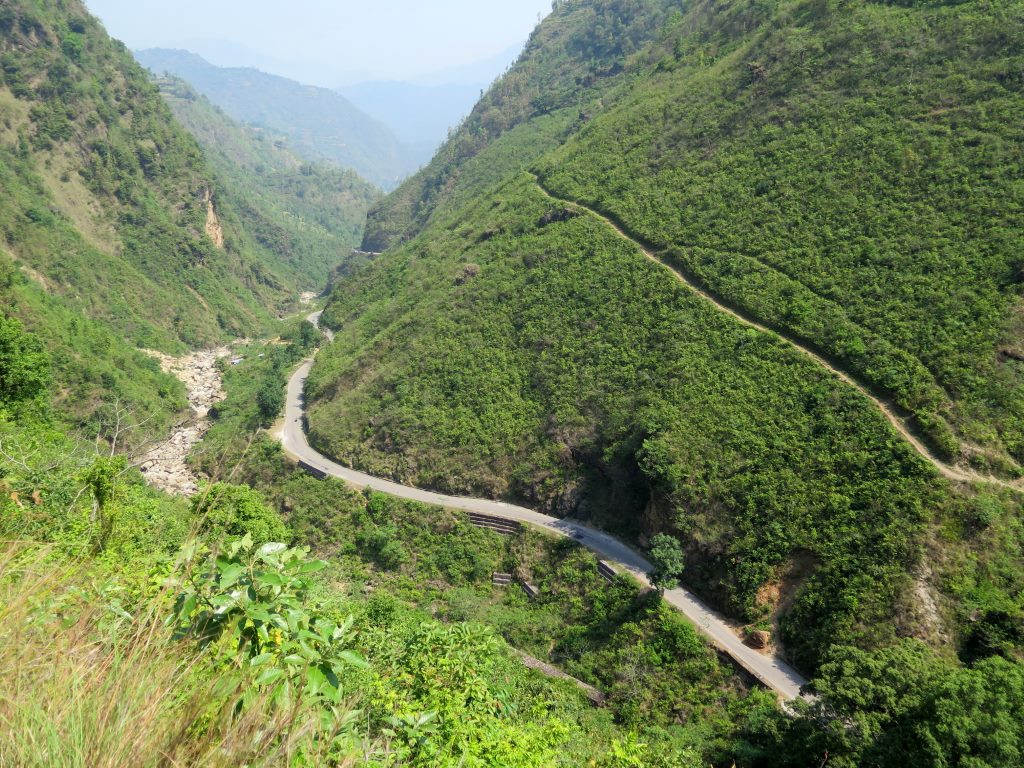 Estrada no Nepal.