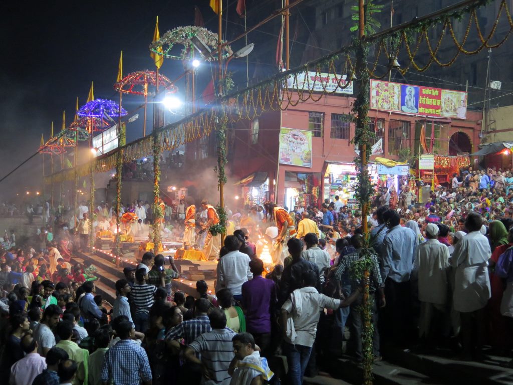 Cerimônia religiosa em Varanasi - Índia