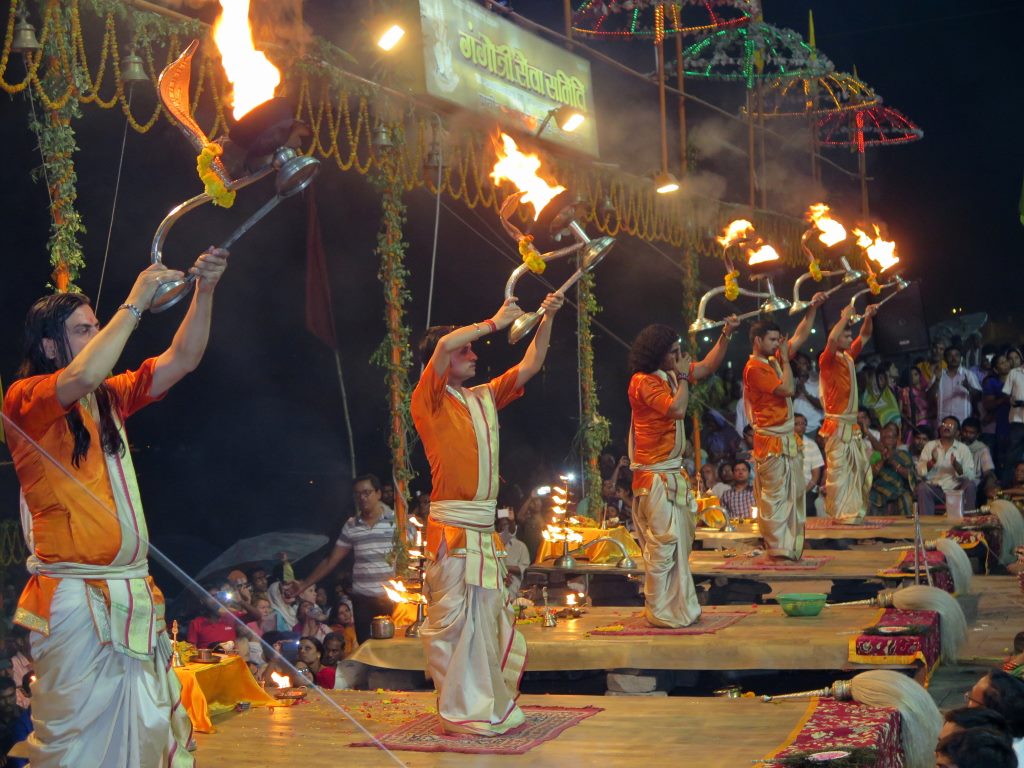 Cerimônia religiosa em homenagem ao deus Shiva. Varanasi, Índia