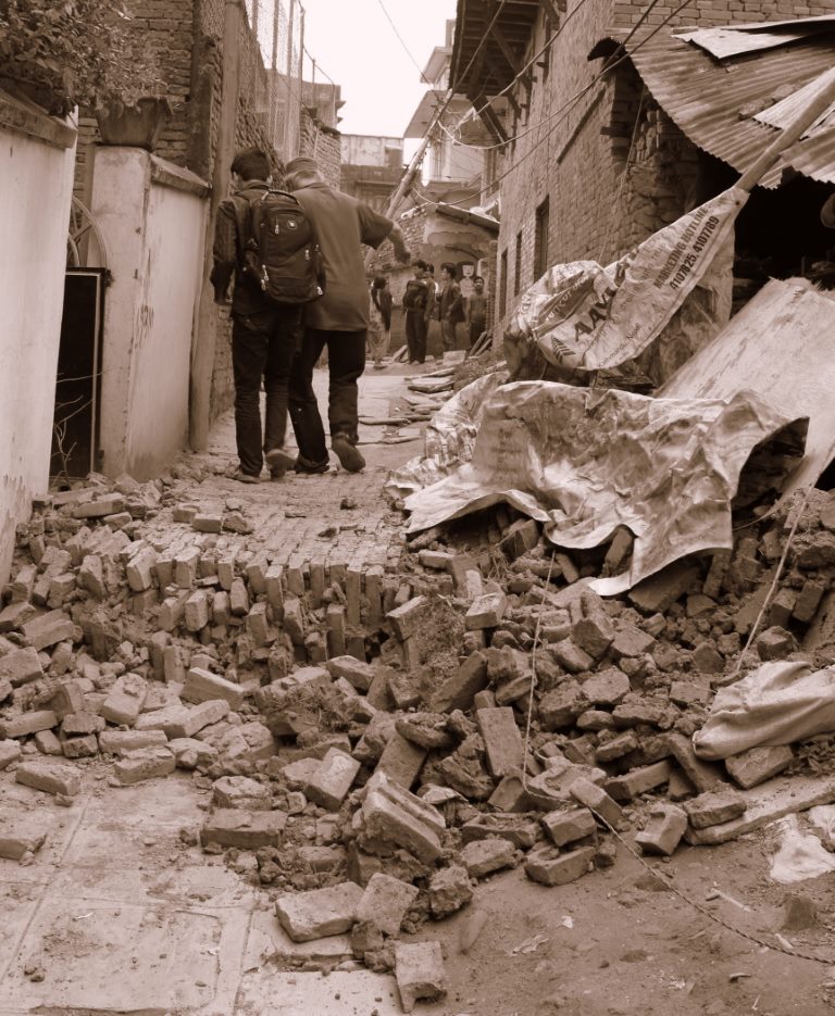 Dhane Blue e Suva momentos depois do terremoto atravessando os escombros - Vielas do Bairro de Dilli Bazar, Kathmandu - Nepal