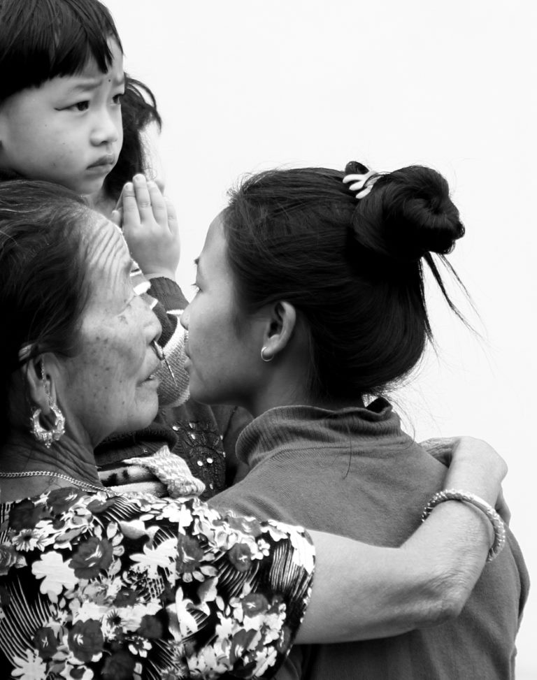 Família em oração. Pátio da escola momentos depois do terremoto em Kathmandu, Nepal