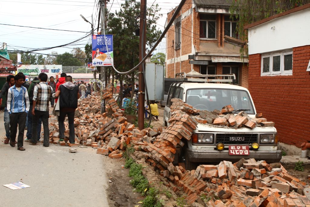 Um dos poucos locais destruído no Bairo de Dilli Bazar após terremoto em Kathmandu, Nepal