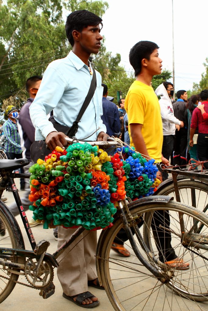 Nepaleses atônitos após terremoto em Kathmandu, Nepal.