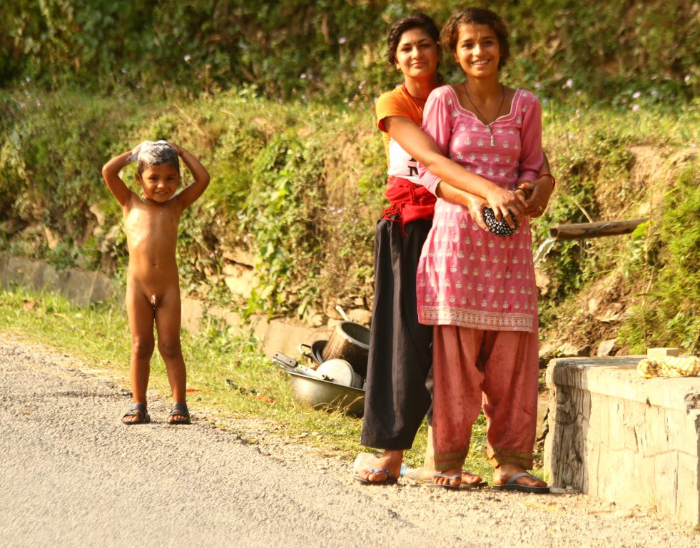 Muita vida na beira das estradas no Nepal. 