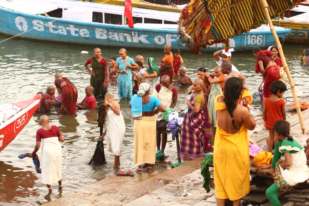 Hindus se banhando no rio Ganges, Varanasi, Índia.