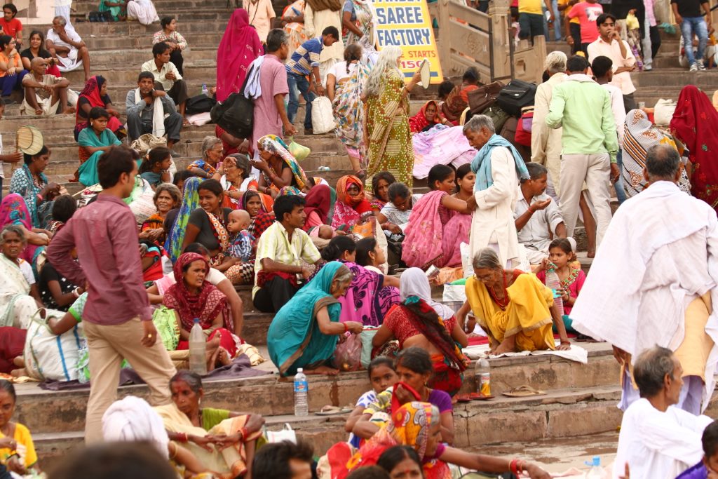 Hindus aguardando a cerimônia diária nos gaths em Varanasi, Índia
