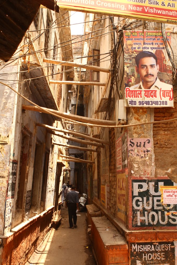 Ruelas do bairro antigo em Varanasi, Índia.