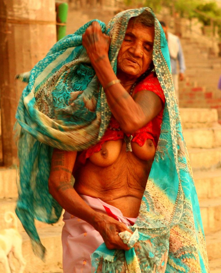 Mulher indiana após banho nas águas sagradas do Rio Ganges. Varanasi, Índia
