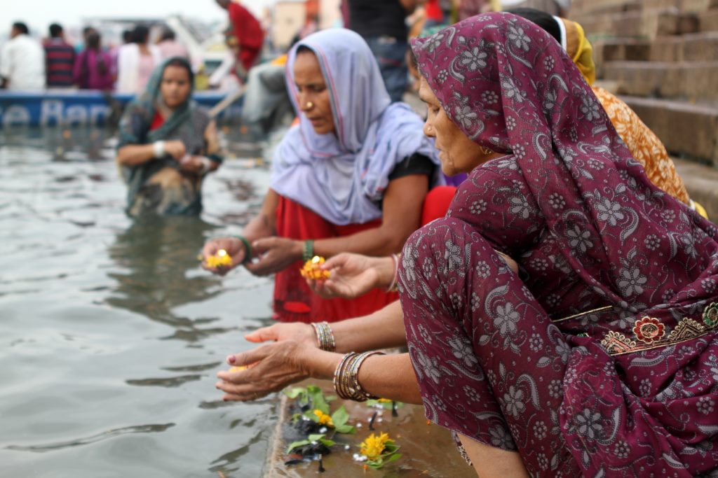 Fé depositada nas águas do Rio Ganges, varanasi, Índia.