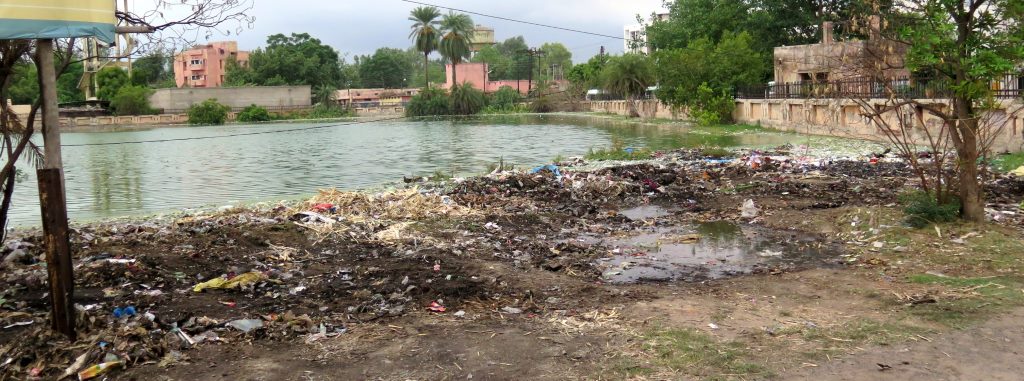 Terreno tomado pelo lixo ao lado do hospital em Etawah, Uttar Pradesh, Índia.