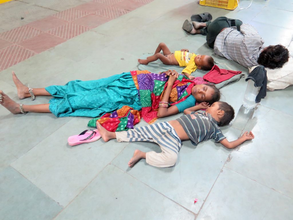 Fámilia dormindo na estação Central de Deli. Índia.