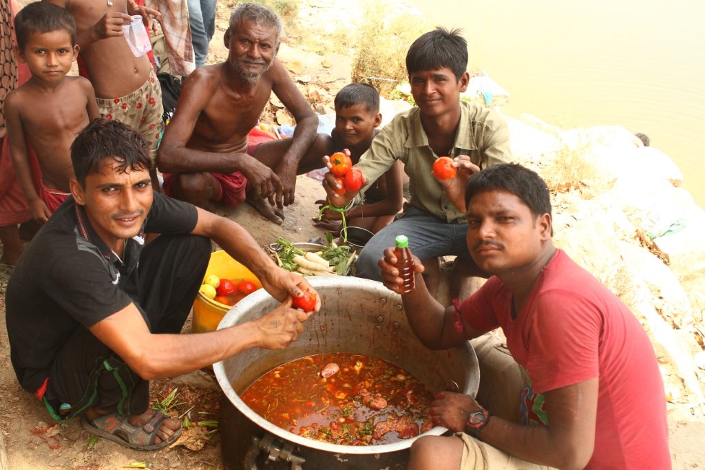  Ambulantes preparando o almoço em Alahabad, Uttar Pradesh, Índia.