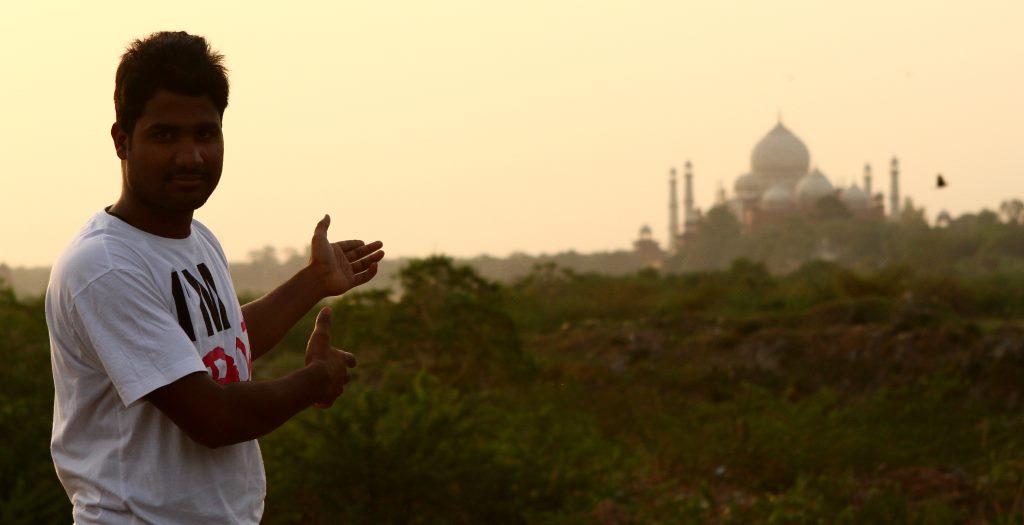 Aman, orgulhoso, me apresentando o Taj Mahal - Agra, Índia