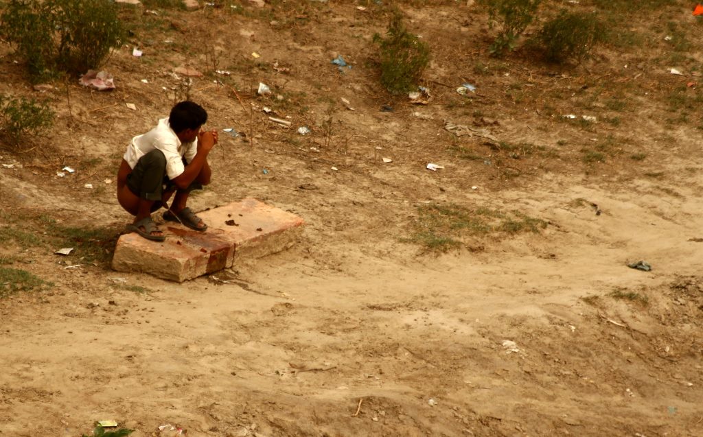 Está apertado? Qualquer lugar é lugar! Homem defecando e urinando á beira da estrada. Uttar Pradesh - Índia