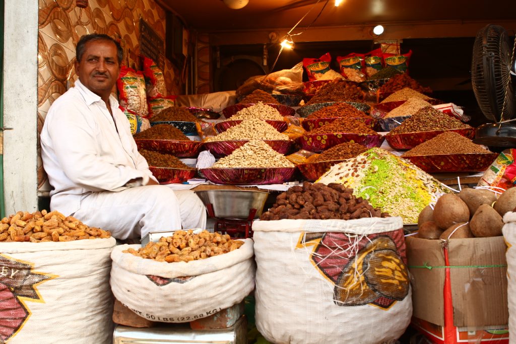 Loja no mercado em Chandni Chowk, New Deli, Índia.