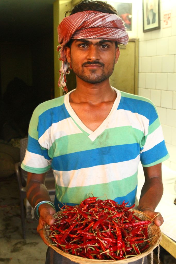 Vendedor no mercado de Chandni Chowk, New Deli, Índia.