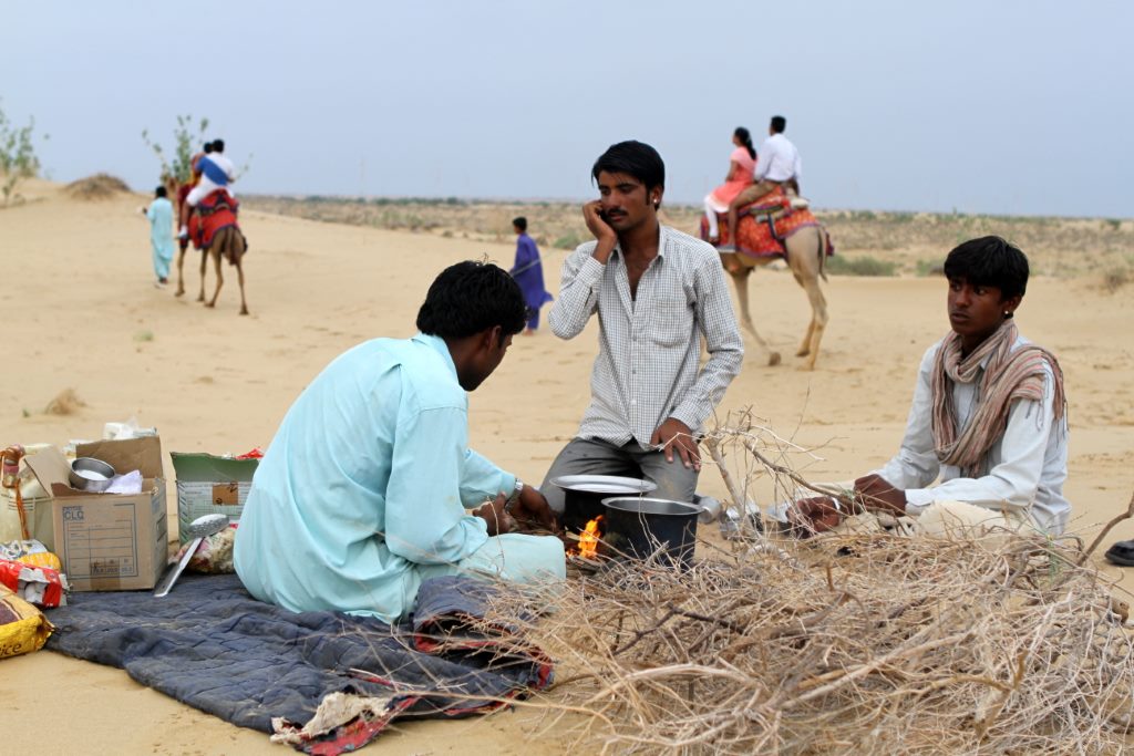 Os guias preparando o jantar no deserto de jaisalmer, Rajastão, Índia.
