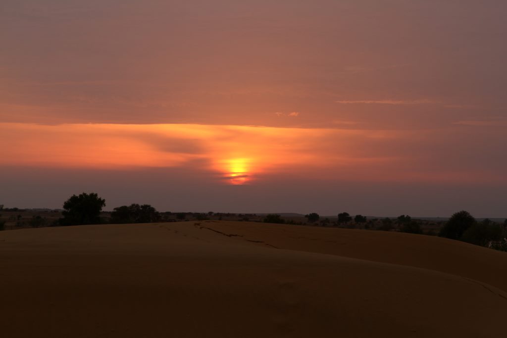 Por do sol no deserto de Jaiselmer, Rajastão, Índia.