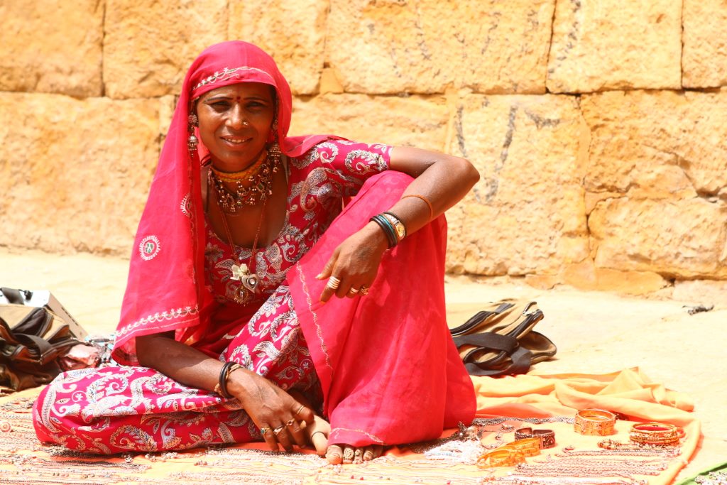 Vendedora ambulante em Jaisalmer Forte, Rajastão, Índia.