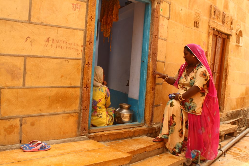 Moradoras colocando o papo em dia. Jaisalmer, Rajastão, Índia.