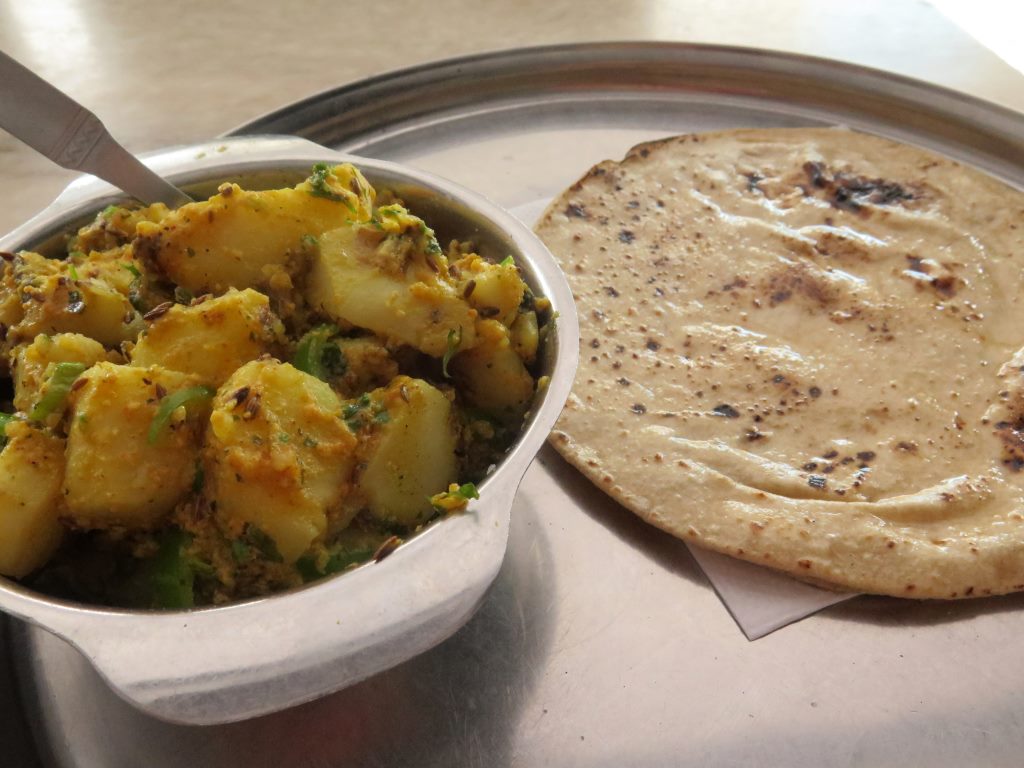 Aloo Phujia e chapati (pão indiano)