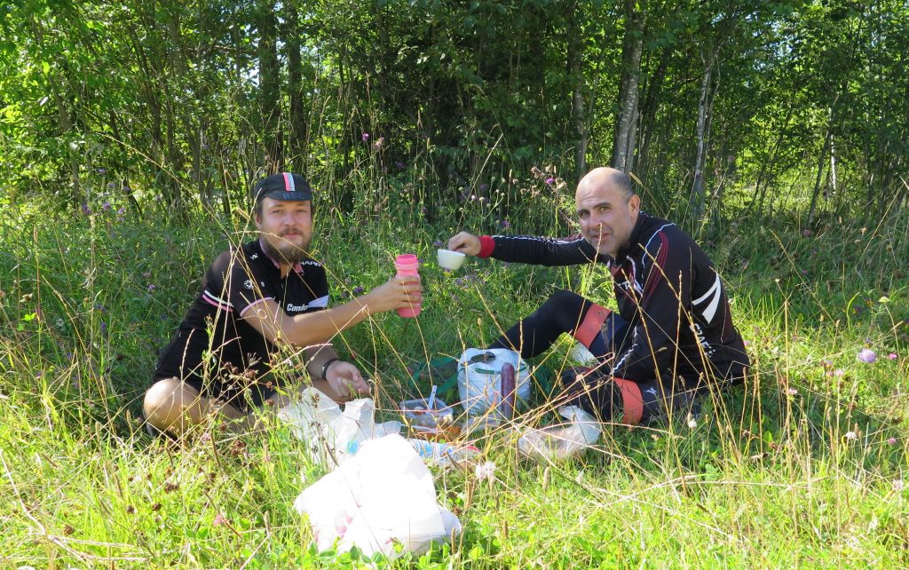 Fazendo um lanche com Alex na beira da estrada. Rússia. 