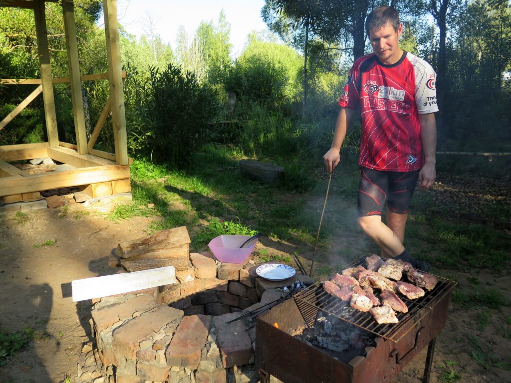 Alexey na churrasqueira em um lindo dia de outono russo.