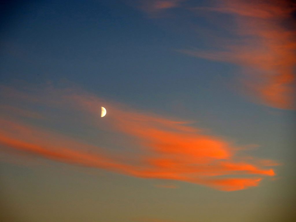 Lindo entardecer em Bologoye, Rússia.