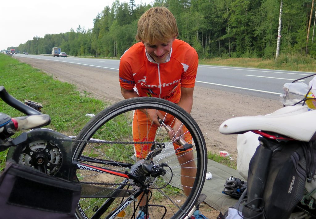 Borgdan, o sérvio que encontrei na estrada arrumando o pneu furado de sua bike. Rússia.