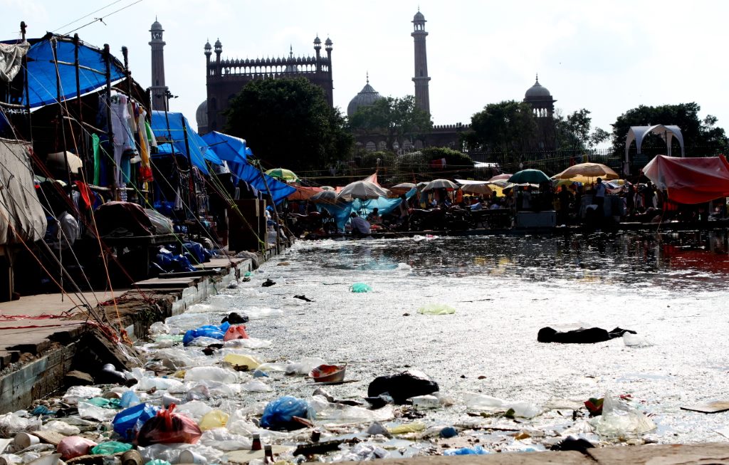 O lixo impera ao redor da mais importante mesquita do país. Deli, Índia.