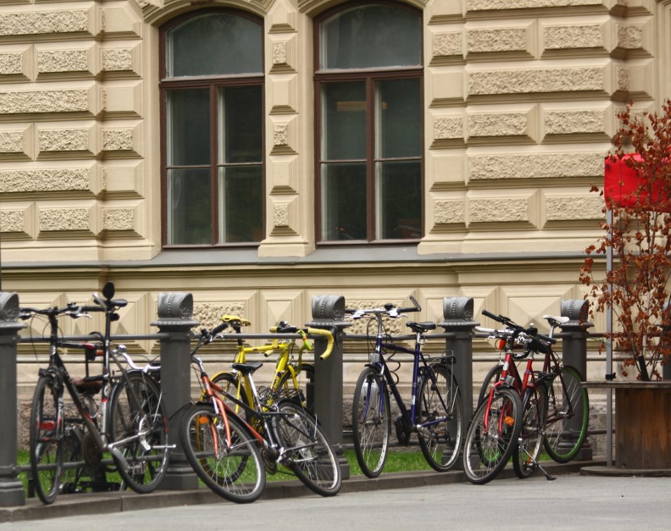 Estacionamento improvisado para bicicletas. Helsinque, Finlândia.