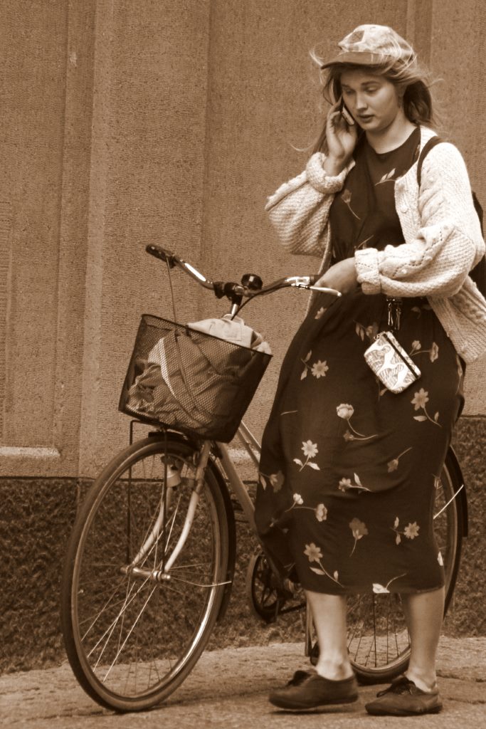 Moradora de Helsinque usando a bike no dia a dia. Finlândia.