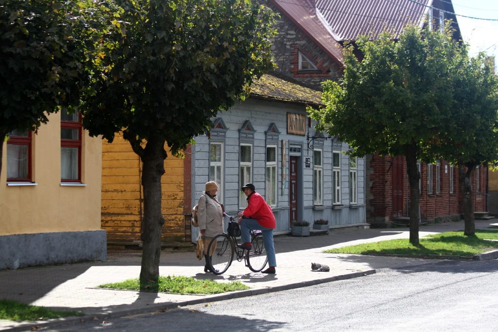 Lihula, uma cidadezinha que a bicicleta parece ser o principal meio de transporte para todas as idades. Estônia.
