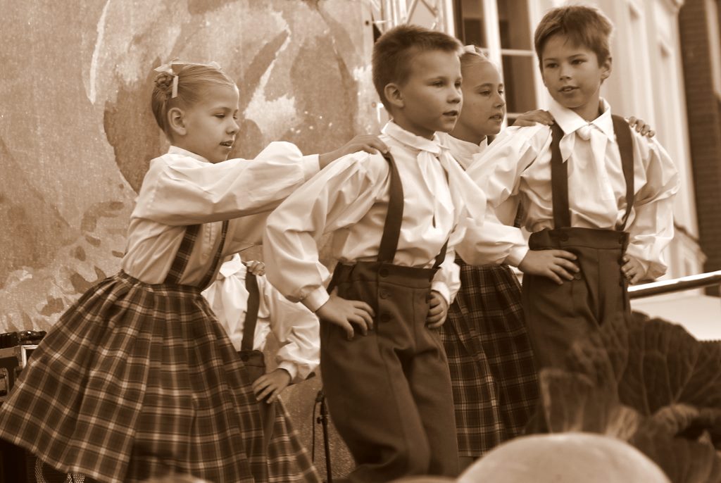 Grupo de dança se apresentando na feira de rua em Riga, Letônia.