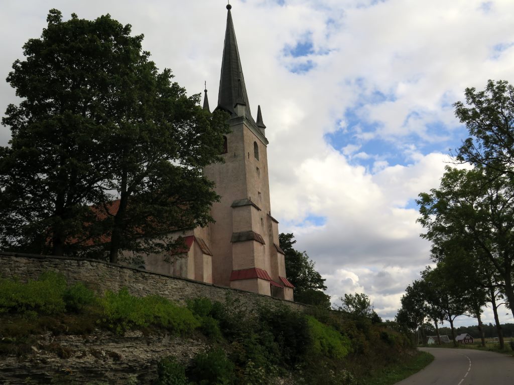 Igreja tombada pelo patrimônio histórico na beira da ciclovia, Estônia.
