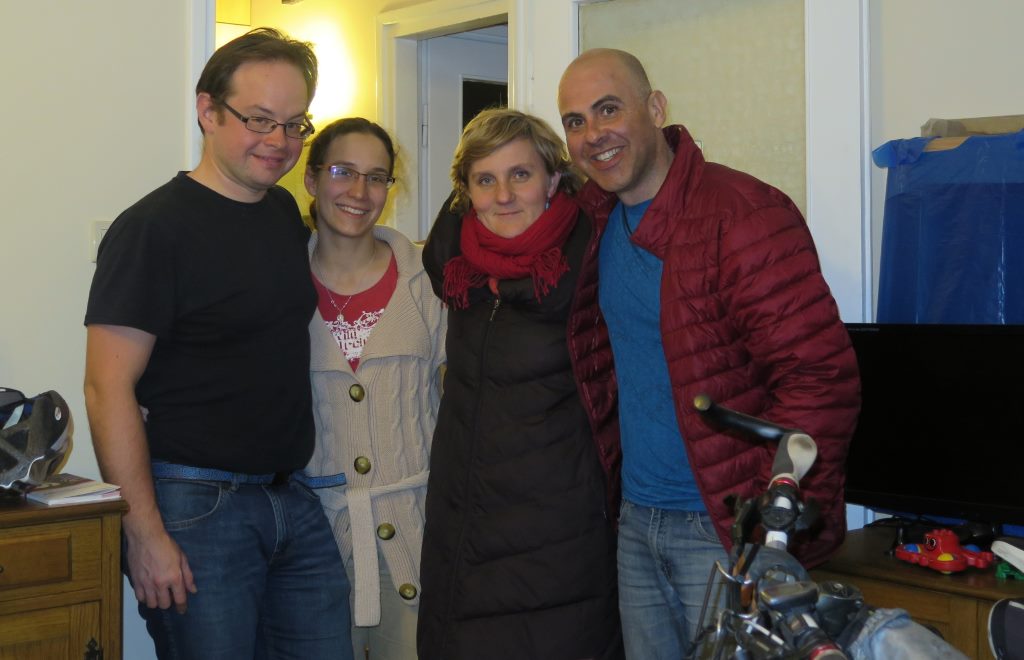 Batek, Kaisa, Kasmina e Eu em noites de jogos de tabuleiro na casa do casal do warmshowers. Varsóvia - Polônia