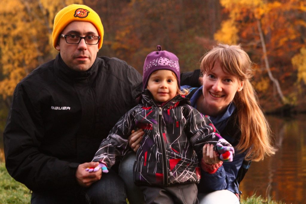 Beto, a esposa Katerina e filha Alma (Princesinha) no parque em Brno, República Tcheca.