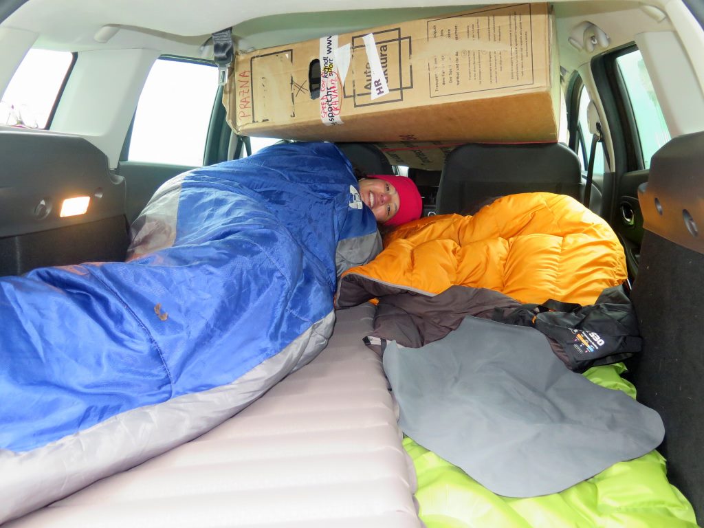 Dormindo no carro em Jablanca, Bósnia, na nossa viagem de volta a Budapeste